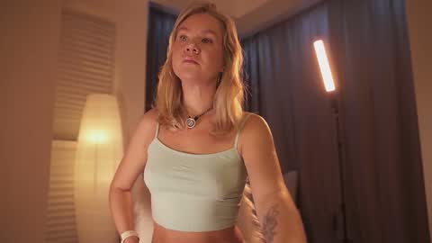 Annie online show from 12-01-25, 01:54