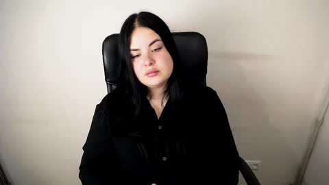 Snapshot of _trisha_li chatting on 10-26-25, 12:00 Trisha online show from 10-26-25, 12:00