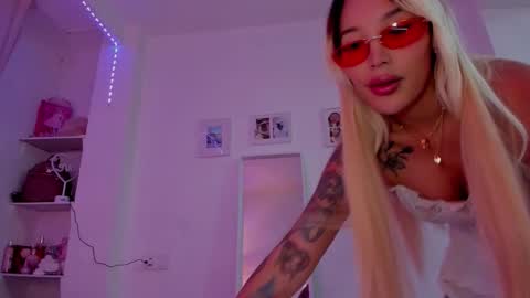 Snapshot of _viioletweekend_ chatting on 11-28-25, 08:44 online show from 11-28-25, 08:44