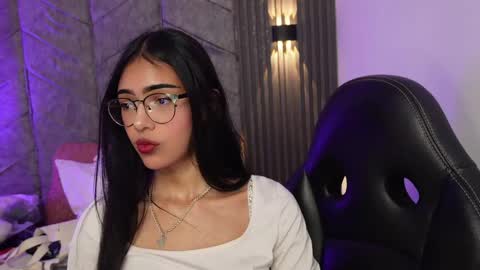 Snapshot of _viollettenoir_ chatting on 04-20-26, 07:48 online show from 04-20-26, 07:48