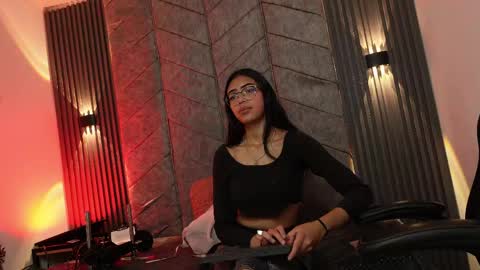 Snapshot of _viollettenoir_ chatting on 04-21-26, 07:28 online show from 04-21-26, 07:28