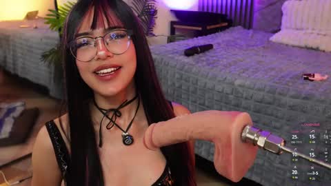 Snapshot of _viollettenoir_ chatting on 05-15-26, 10:17 online show from 05-15-26, 10:17