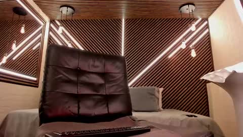 Snapshot of _white_fox_ chatting on 02-20-25, 08:28 white fox online show from 02-20-25, 08:28