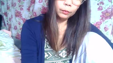 Snapshot of _yahzia_ chatting on 01-12-25, 12:01 just call me miss online show from 01-12-25, 12:01