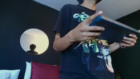 Snapshot of aaron_jassell1 chatting on 10-08-25, 05:43 Aaron and Jassell online show from 10-08-25, 05:43