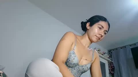 Snapshot of abbi_mooncb chatting on 01-20-25, 01:32 Abbi mooncb online show from 01-20-25, 01:32