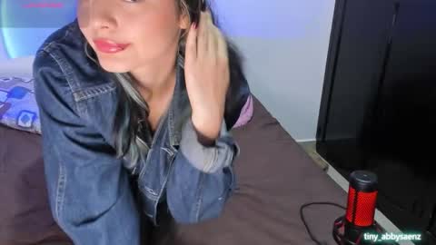 Abby Saenz online show from 10-08-25, 06:38