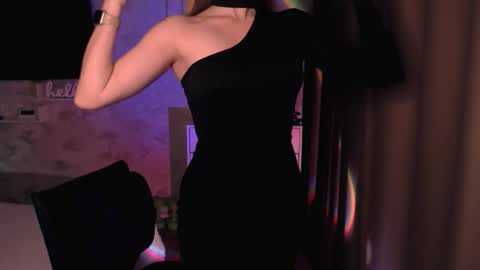 Snapshot of abigail_flex chatting on 11-21-25, 08:18 Anna online show from 11-21-25, 08:18