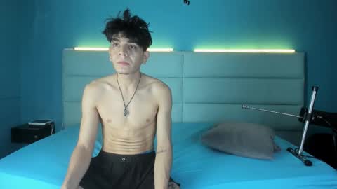 Snapshot of abrilandjulian chatting on 02-21-26, 11:44 Abril and Julian online show from 02-21-26, 11:44