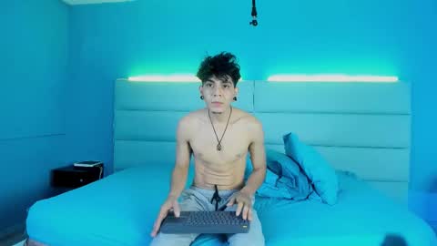 Snapshot of abrilandjulian chatting on 02-24-26, 11:41 Abril and Julian online show from 02-24-26, 11:41