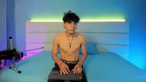 Snapshot of abrilandjulian chatting on 02-27-26, 11:43 Abril and Julian online show from 02-27-26, 11:43