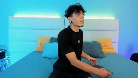 Snapshot of abrilandjulian chatting on 02-28-26, 11:33 Abril and Julian online show from 02-28-26, 11:33