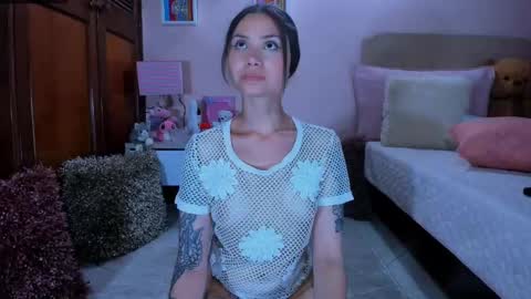 Snapshot of abrilrussell_ chatting on 09-27-25, 03:22 Abril online show from 09-27-25, 03:22