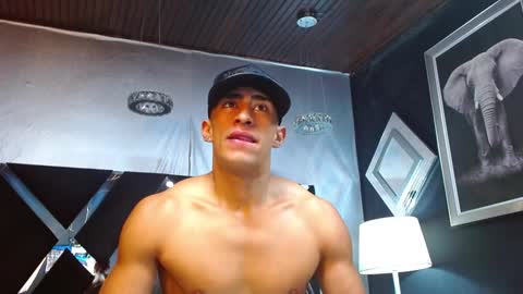 Snapshot of adrian_rae chatting on 12-18-24, 12:29 online show from 12-18-24, 12:29