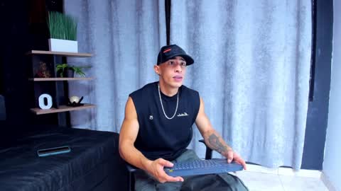 Snapshot of adrian_rae chatting on 01-04-25, 11:43 online show from 01-04-25, 11:43