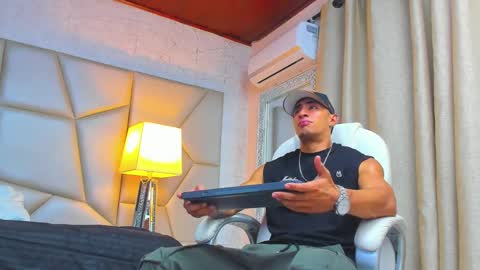 Snapshot of adrian_rae chatting on 02-27-25, 11:31 online show from 02-27-25, 11:31