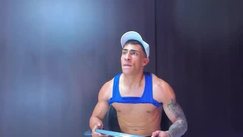 Snapshot of adrian_rae chatting on 09-12-25, 06:41 online show from 09-12-25, 06:41