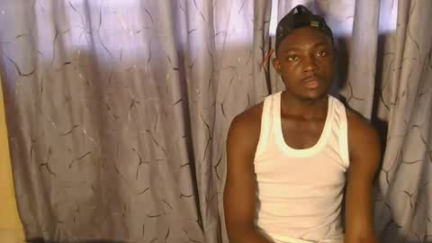 Snapshot of african_hotchocolate chatting on 12-14-25, 06:30 sexiest online show from 12-14-25, 06:30