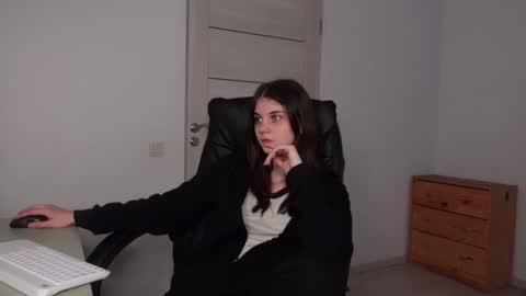 Agelina Lilly Laura online show from 01-25-25, 09:04