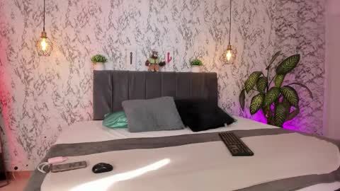 Snapshot of aihnoa_split chatting on 10-20-25, 01:00 AIHNOA online show from 10-20-25, 01:00