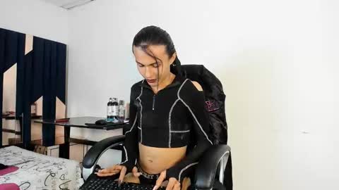 Aisha online show from 10-18-25, 03:20