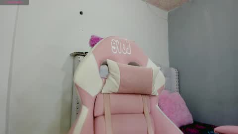 Snapshot of alana_ponse chatting on 02-19-25, 01:18 Alana. online show from 02-19-25, 01:18