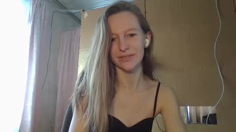 Snapshot of alane26 chatting on 02-24-25, 11:54 Elisa online show from 02-24-25, 11:54