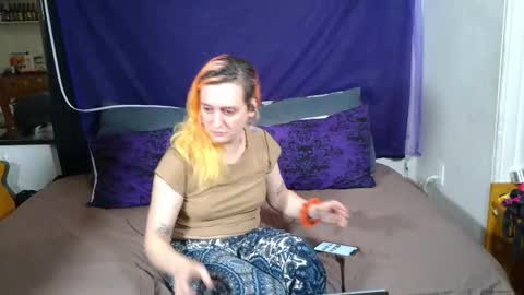 Snapshot of alani_trangirl chatting on 10-11-25, 08:29 Alani online show from 10-11-25, 08:29