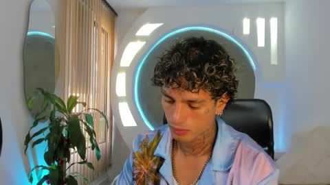Snapshot of alanrodgers2_0 chatting on 02-20-25, 02:35 alan online show from 02-20-25, 02:35