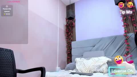 Alejandra Zaens online show from 10-28-25, 01:03