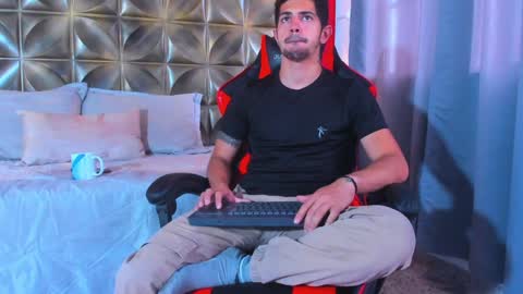 Snapshot of alejandrostorm chatting on 01-26-25, 08:02 Alejo online show from 01-26-25, 08:02