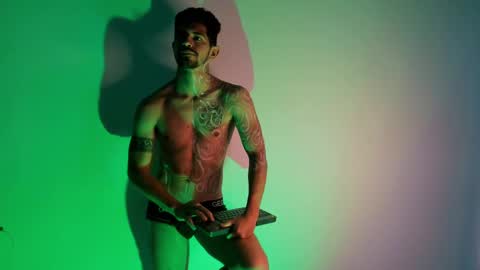 Snapshot of alejandrostorm chatting on 02-14-25, 01:34 Alejo online show from 02-14-25, 01:34