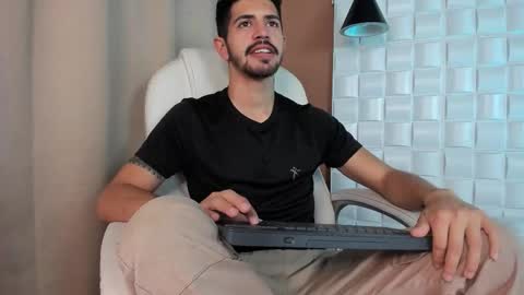 Snapshot of alejandrostorm chatting on 10-17-25, 08:33 Alejo online show from 10-17-25, 08:33