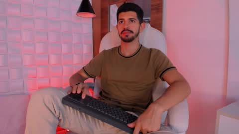 Snapshot of alejandrostorm chatting on 10-19-25, 03:40 Alejo online show from 10-19-25, 03:40