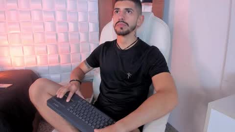 Snapshot of alejandrostorm chatting on 10-26-25, 02:50 Alejo online show from 10-26-25, 02:50