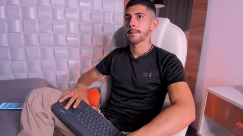 Snapshot of alejandrostorm chatting on 11-23-25, 03:17 Alejo online show from 11-23-25, 03:17