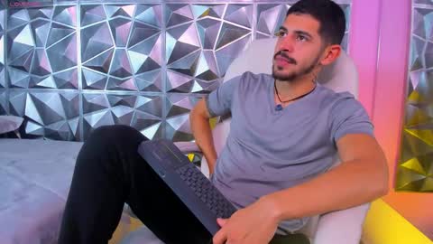 Snapshot of alejandrostorm chatting on 01-07-26, 08:33 Alejo online show from 01-07-26, 08:33