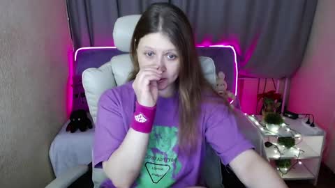 Snapshot of alekasamui chatting on 02-21-25, 01:33 Aleksa online show from 02-21-25, 01:33