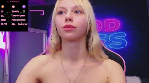 Snapshot of alessiacroft chatting on 10-23-25, 04:23 alessiacroft online show from 10-23-25, 04:23