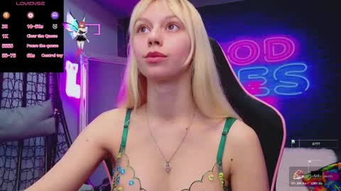 Snapshot of alessiacroft chatting on 10-24-25, 04:42 alessiacroft online show from 10-24-25, 04:42