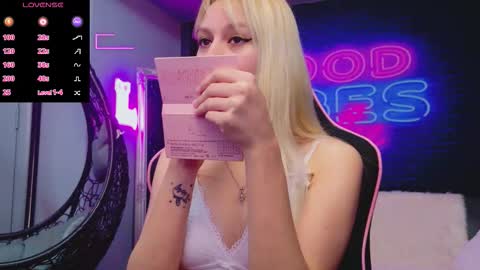 Snapshot of alessiacroft chatting on 11-27-25, 05:42 alessiacroft online show from 11-27-25, 05:42