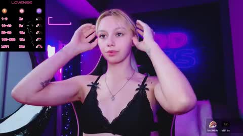 Snapshot of alessiacroft chatting on 12-15-25, 05:12 alessiacroft online show from 12-15-25, 05:12