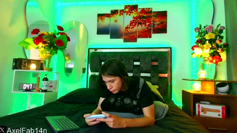 Snapshot of alex_and_fabian chatting on 02-18-25, 07:09 sneider online show from 02-18-25, 07:09