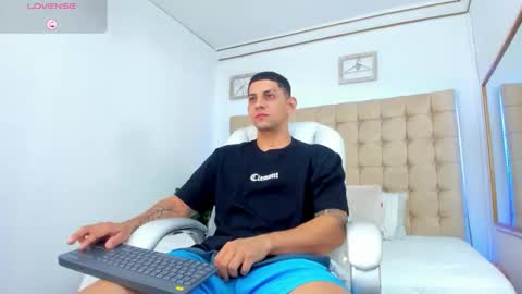 Snapshot of alex_cute77 chatting on 09-30-25, 11:59 alex online show from 09-30-25, 11:59