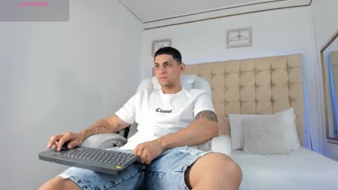 Snapshot of alex_cute77 chatting on 10-02-25, 11:50 alex online show from 10-02-25, 11:50