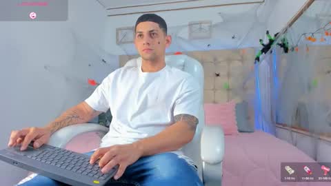 Snapshot of alex_cute77 chatting on 10-03-25, 11:18 alex online show from 10-03-25, 11:18