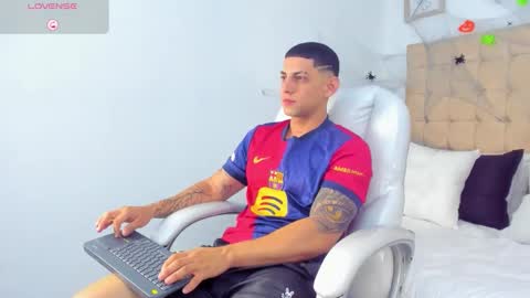 Snapshot of alex_cute77 chatting on 10-04-25, 11:52 alex online show from 10-04-25, 11:52