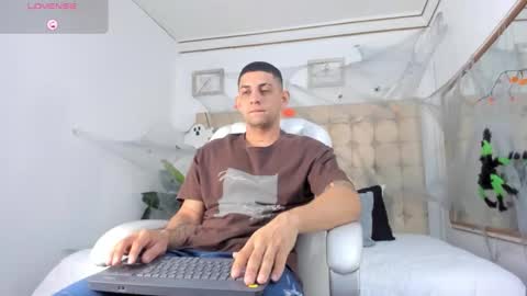 Snapshot of alex_cute77 chatting on 10-15-25, 10:48 alex online show from 10-15-25, 10:48