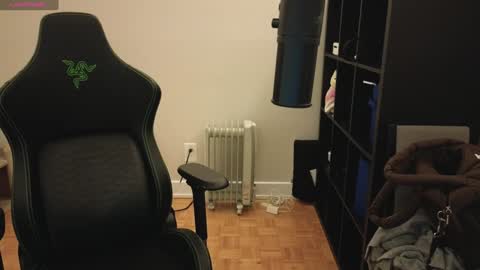 dont be afraid to click social media link its  working  just click on that  online show from 01-16-25, 02:41