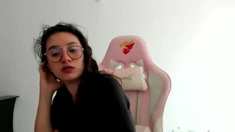 alexandra clauss online show from 11-18-25, 05:17